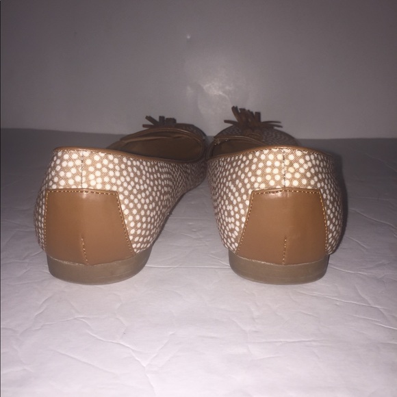 EUC Women’s Tan and White Tassel Loafer Flat Shoes Size 6.5 - Picture 4 of 8